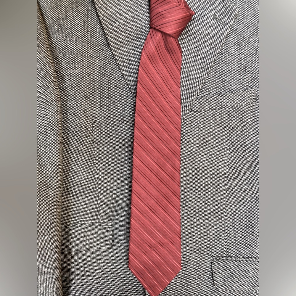 Claiborne silk tie. Red stripes.